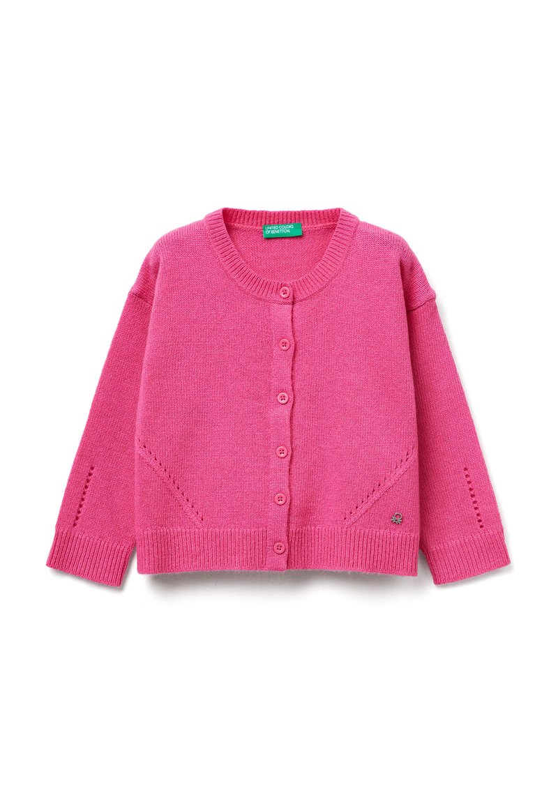 Różowy sweter z dzianiny z okrągłym dekoltem, zapięciem na guziki i luźnym krojem. Posiada ściągacze na mankietach i u dołu oraz dekoracyjne akcenty w formie haftów.