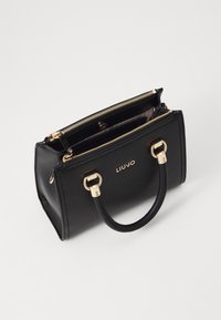 Bolso de mano de cuero negro con un diseño estructurado, acentos en hardware dorado, cierre superior con cremallera y dos asas. Logo de la marca mostrado en el frente.