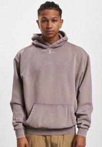 Hanorac light mauve dintr-un material moale, cu un buzunar tip kangaroo, manșete ribbdate și un mic logo alb pe piept.
