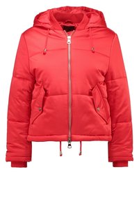 Czerwona pikowana krótka kurtka z kapturem, z przednim zamkiem błyskawicznym, dwoma bocznymi kieszeniami i elastycznymi mankietami. Gładka tekstura i smukły fason.