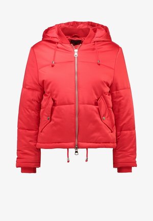 Veste courte matelassée rouge avec capuche, dotée d'une fermeture éclair frontale, de deux poches latérales et de poignets élastiqués. Texture lisse et design épuré.