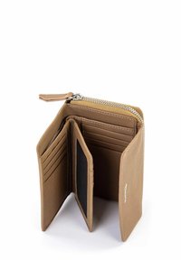 Portafoglio in pelle marrone chiaro con chiusura a zip, numerosi slot per carte e una tasca trasparente. Presenta un esterno texture e accessori in metallo argentato.