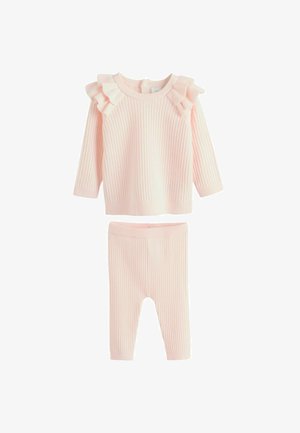 Zacht roze ribgebreide langemouwen bovenstuk voor baby's met ruches op de schouders en bijpassende ribgebreide legging set, plat weergegeven.