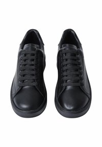Sneakers in pelle nera con finitura liscia, punta rotonda e lacci piatti. Presentano un design minimalista e una soletta ammortizzata.
