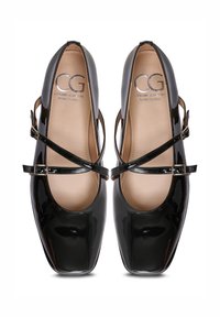 Zwarte lakleren Mary Jane-schoenen met een ronde neus, enkelbandjes en accenten met zilverkleurige gespen. Gladde textuur met een glanzende afwerking.