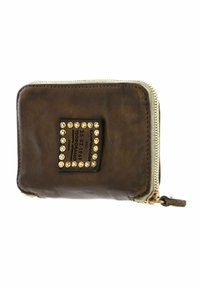 Portafoglio in pelle marrone con hardware dorato, chiusura con zip e finitura testurizzata. Presenta un'etichetta rettangolare decorata con borchie.