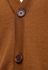 Cardigan lavorato a maglia marrone con scollatura a V e due bottoni marroni scuri con quattro fori ciascuno. Texture liscia con bordi a costine.