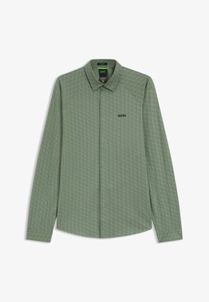 Camisa de manga larga en verde claro con una textura estampada. Presenta un cuello, cierre de botones en el frente y un pequeño logo negro en el pecho.