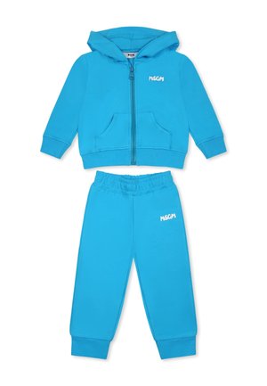 Felpa con cappuccio blu e pantaloni coordinati realizzati in tessuto morbido. Presenta una chiusura con zip, tasche e un logo bianco sui pantaloni.