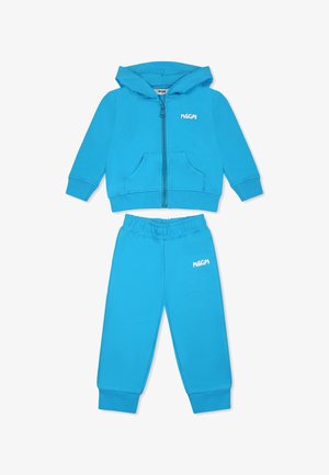 Felpa con cappuccio blu e pantaloni coordinati realizzati in tessuto morbido. Presenta una chiusura con zip, tasche e un logo bianco sui pantaloni.