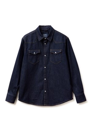 Donkerblauw denim overhemd met lange mouwen, puntkraag, knoopsluiting aan de voorkant, en twee borstzakken met kleppen en drukknoopsluiting.