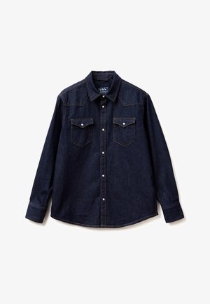 Granatowa koszula z denimu z długim rękawem, z kołnierzem w szpic, zapinana na guziki z przodu, z dwoma kieszeniami na piersi zapinanymi na zatrzaski.
