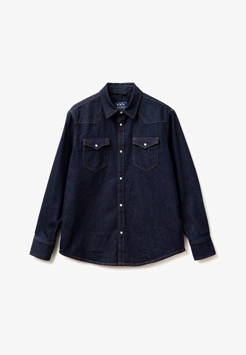 Camicia in denim blu scuro a maniche lunghe con colletto appuntito, chiusura frontale con bottoni e due tasche sul petto con patta e bottoni a pressione.