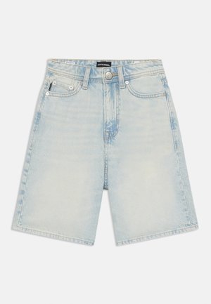 Short en jean bleu clair avec fermeture à bouton et zip, passants de ceinture et poches avant sur fond blanc.