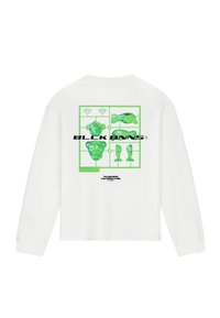 Weißes Langarmhemd mit grünen Kunststoff-Modellbaukästen, die in einem Raster angeordnet sind, und schwarzem Text "BLCK BNNS" und "TRANSFORM THE GENERATION" auf der Rückseite.