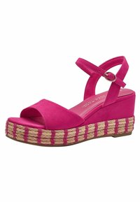 Fuchsiové wedges sandály s nubukovým svrškem, otevřenou špičkou, popruhem kolem kotníku a pletenou jutovou platformou s růžovými akcenty. Plná gumová podrážka pro lepší grip.