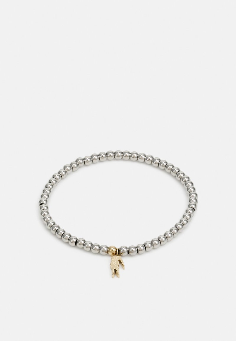 Bracciale di perline con sfere d'argento, decorato con un charm d'oro a forma di mano. Design semplice con una texture liscia.