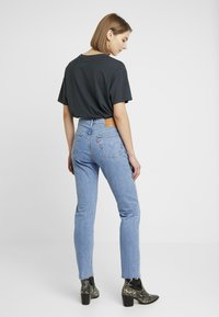 Levi's® 501® CROP - Calças de ganga de perna direita - tango beats
