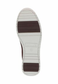 Brūns gumijas zoles apavi ar baltām svītrām, teksturēta saķeres virsma un logo. Iezīmēta paaugstināta daļa netālu no papēža, lai nodrošinātu papildu saķeri.