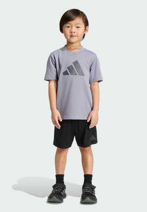 adidas Sportswear, SPORT SEASONALS CAMO SPORT SET LITTLE KIDS UNISEX - Pantaloncini sportivi - slate   grey strata   night grey