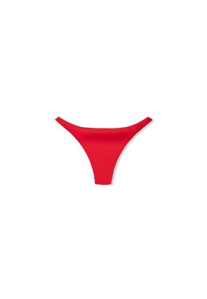 Bas de bikini rouge à côtes avec un design échancré et une couverture minimale. Présente une texture lisse et des lignes épurées.