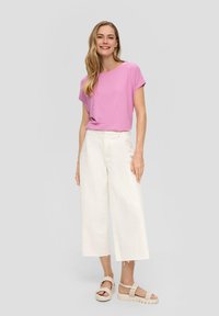 s.Oliver MIT ÜBERSCHNITTENER SCHULTER IM RELAXED FIT - T-Shirt basic - rosa