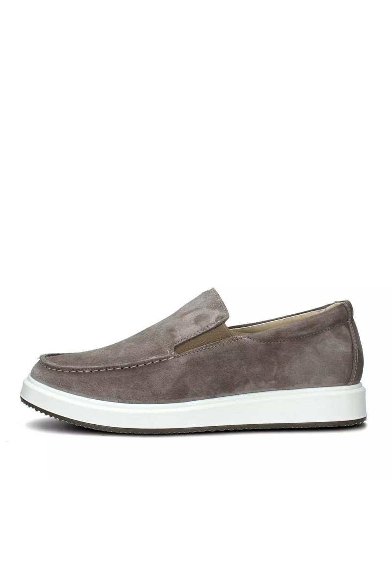 Scarpa slip-on in suede grigio con pannelli elastici laterali, suola in gomma bianca e dettagli di cucitura. Design a profilo basso e texture liscia.