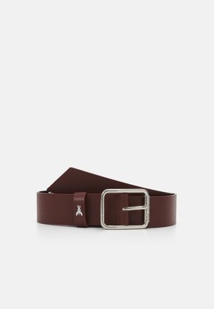 Bruine leren riem met zilverkleurige rechthoekige gesp en klein zilverkleurig insectenlogo op de riemlus, plat neergelegd op een witte achtergrond.