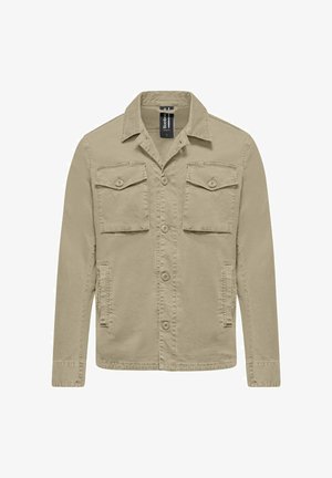 Beige jas met knopen, twee klepzakken op de borst, twee zijzakken, lange mouwen en een kraag, weergegeven op een witte achtergrond.