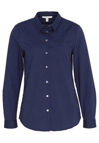 Camicia blu navy con bottoni, maniche lunghe, colletto e bottoni bianchi. Realizzata in un tessuto liscio con vestibilità su misura. Nessun motivo o accento.