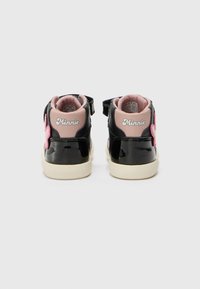 Sneakers altos de verniz preto com detalhes em rosa, logótipo "Minnie" e tira de velcro. Sola texturizada para melhor aderência.