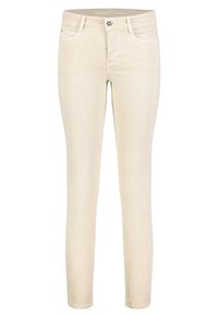 Jeans skinny beige hechos de denim suave, con un diseño tradicional de cinco bolsillos, un botón frontal y un detalle de costura mínima.