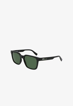 Melni taisnstūra saulesbrilles ar tumši zaļiem stikliem. Malā ir redzams logotips ar zaļi un baltiem svītrām. Plastmasas rāmis.