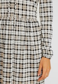 Miss Selfridge Denní šaty - grey