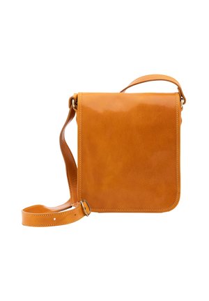 Borsa a tracolla in pelle color cuoio con forma piatta, texture liscia e tracolla corta. Presenta angoli arrotondati e minimi dettagli hardware.