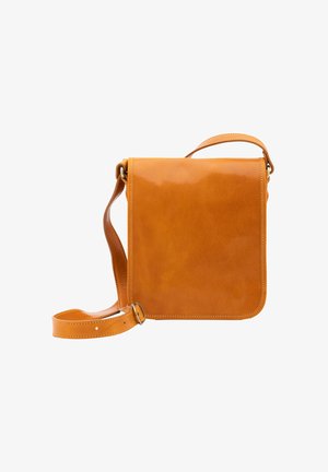 Borsa a tracolla in pelle color cuoio con forma piatta, texture liscia e tracolla corta. Presenta angoli arrotondati e minimi dettagli hardware.