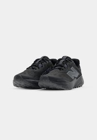 Schwarze Sportschuhe mit einem Mesh-Obermaterial, strukturierten Akzenten und einer gepolsterten Sohle mit einem gemusterten Profil für besseren Grip.
