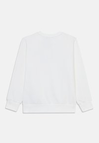Vit sweatshirt med långa ärmar, rundad halsringning, ribbade manschetter och nederkant. Mjuk textur, minimalisk design, inga synliga logotyper eller mönster.
