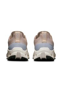 Helle rosa und blaue Sport Schuhe mit einem Mesh-Obermaterial, gepolstertem Kragen und strukturiertem Profil. Enthält ein Logo und kontrastierende Farben an der Ferse.