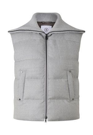 Gilet matelassé gris avec un col haut à côtes, fermeture éclair à l'avant et deux poches latérales. Fabriqué en tissu léger et texturé avec des sections matelassées.
