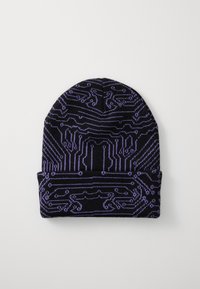 Zwarte beanie met een paarse circuitprint, met ribbeltextuur en een omgeslagen boord aan de onderkant. Machinaal gebreide stof.