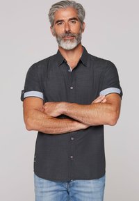 Korte mouwen shirt van donkergrijze stof met een subtiele textuur, voorzien van een lichtblauwe gestreepte manchet en contrasterende kraagaccenten.