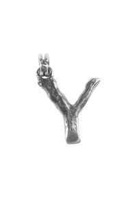 Silverhänge formatet som bokstaven "Y," med en texturerad yta och en liten ögla för fäste. Minimalistisk design med organiska konturer.