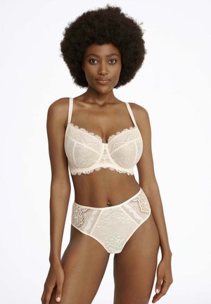 Koronkowy bralet oraz majtki z wysokim stanem w odcieniu nude z kwiatowym wzorem, przezroczystą teksturą, regulowanymi ramiączkami oraz delikatnym koronkowym wykończeniem.