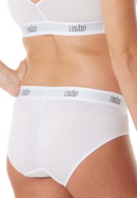 Weiße Baumwoll-Hipsterunterwäsche mit glattem Stoff und einem breiten elastischen Bund, der das "cache coeur"-Logo in Grau trägt.