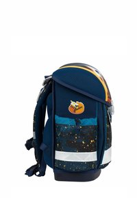 Blauer Kinder-Rucksack mit einem oberen Netzbereich, reflektierenden Akzenten und einem gelb-blauen oberen Teil. Enthält einen Aufkleber eines Baufahrzeugs und ein Spritzmuster.