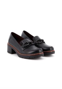 Mocasines de cuero negro con un tacón bajo, que cuentan con una correa trenzada sobre la parte superior y costuras en marrón que contrastan a lo largo de la suela.