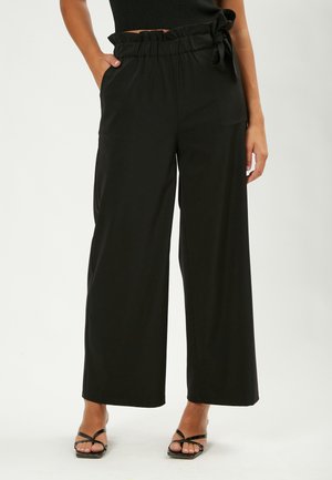Zwarte wijde broek met een gathered taille en zelfbindende strikdetails, met zijzakken en een gladde, lichte stof.