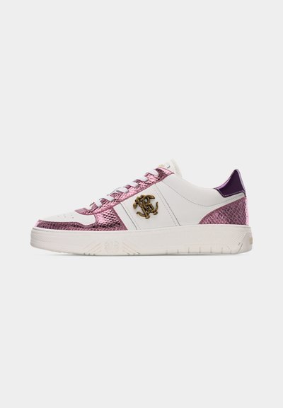 Baskets basses blanches avec accents en cuir métallisé rose à motif serpent, lacets blancs, logo doré sur le côté et semelle texturée crème.