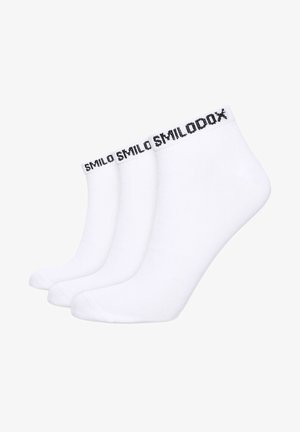Drei Paare weißer Baumwollknöchelsocken mit schwarzem Text "SMILO" am Bündchen, die eine glatte Textur und eine standardmäßige Sockenform aufweisen.